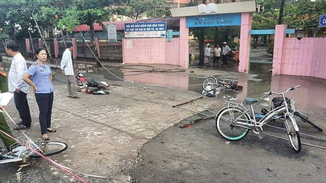 Long An: Thương tâm nhóm học sinh bị dây điện rớt trúng khi sét đánh, 2 em chết, 4 em bị thương ngay trước cổng trường