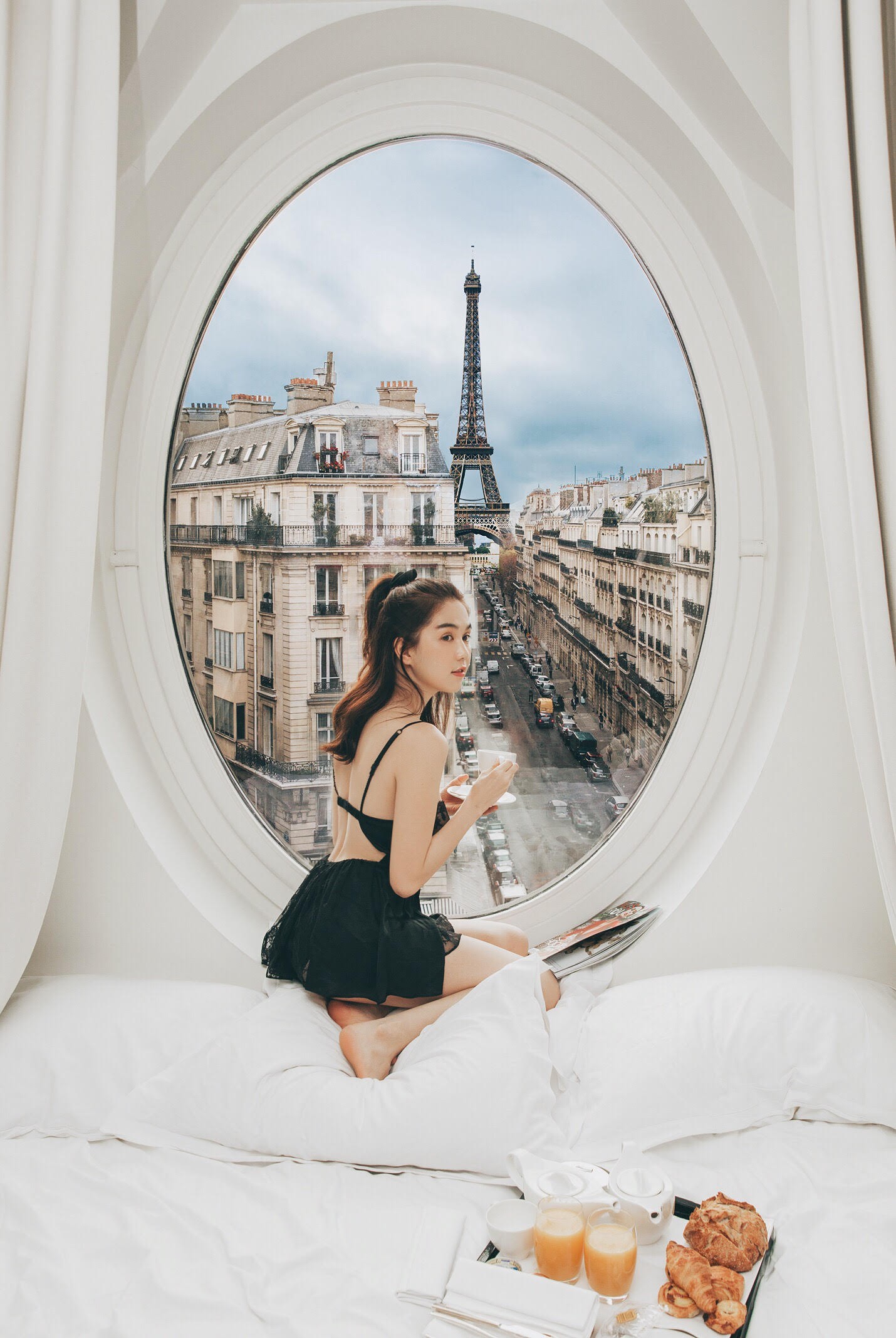Ngọc Trinh khoe dáng với trang phục gợi cảm, đón bình minh sang chảnh trên đất Pháp