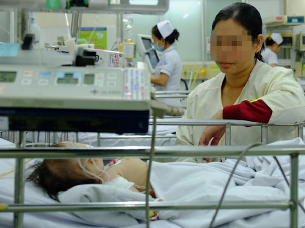 TP.HCM: Mẹ bận bán rau trước nhà, con trai 19 tháng tuổi chúi đầu vào thùng nước ngưng tim