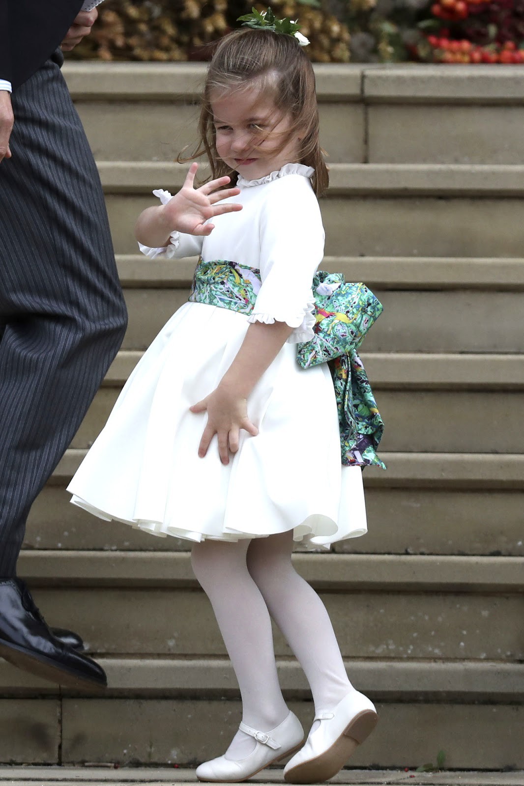 Gió lớn suýt thổi bay dàn phù dâu nhí nhưng hành động đậm chất hoàng gia của Công chúa Charlotte mới đáng chú ý nhất