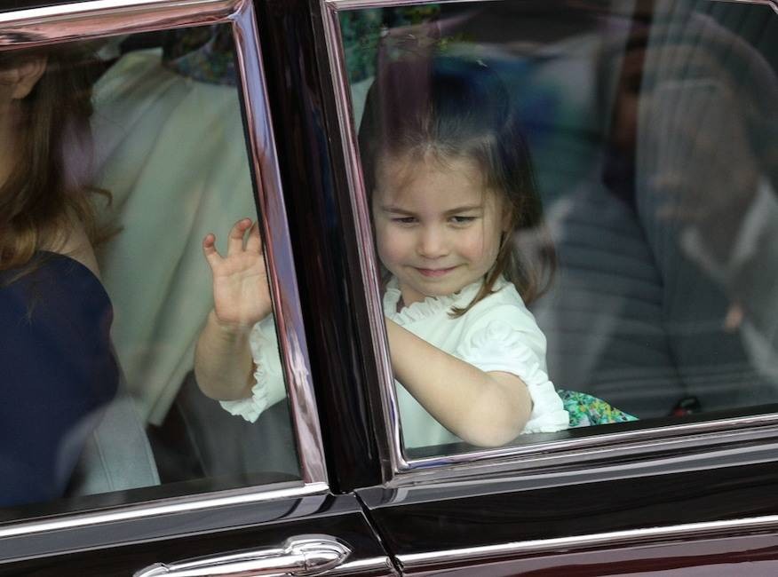 Gió lớn suýt thổi bay dàn phù dâu nhí nhưng hành động đậm chất hoàng gia của Công chúa Charlotte mới đáng chú ý nhất