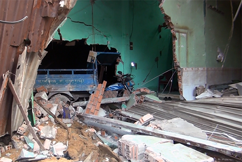 Xe container tông sập 6 căn nhà ven Sài Gòn