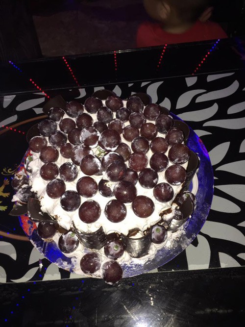 Đặt bánh sinh nhật hình gà con, mẹ trẻ tá hỏa khi nhận thành phẩm