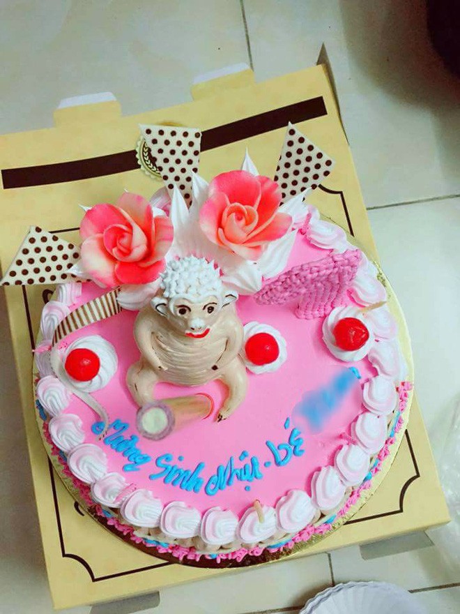 Đặt bánh sinh nhật hình gà con, mẹ trẻ tá hỏa khi nhận thành phẩm