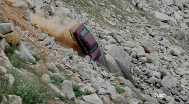 Hậu Duệ Mặt Trời: Fan ngán ngẩm khi so sánh cảnh lao xe xuống vực giữa bản Việt và Hàn