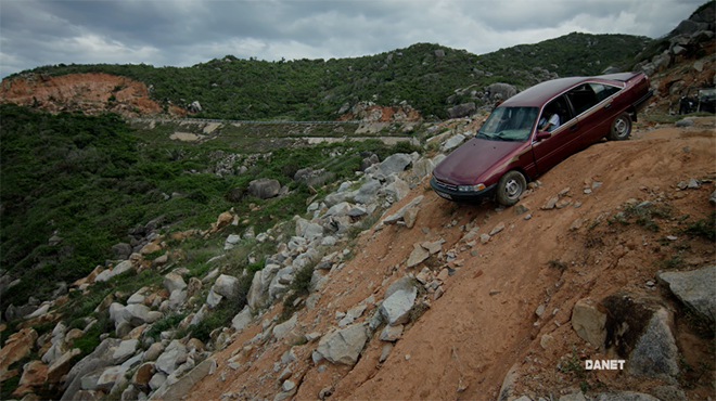 Hậu Duệ Mặt Trời: Fan ngán ngẩm khi so sánh cảnh lao xe xuống vực giữa bản Việt và Hàn