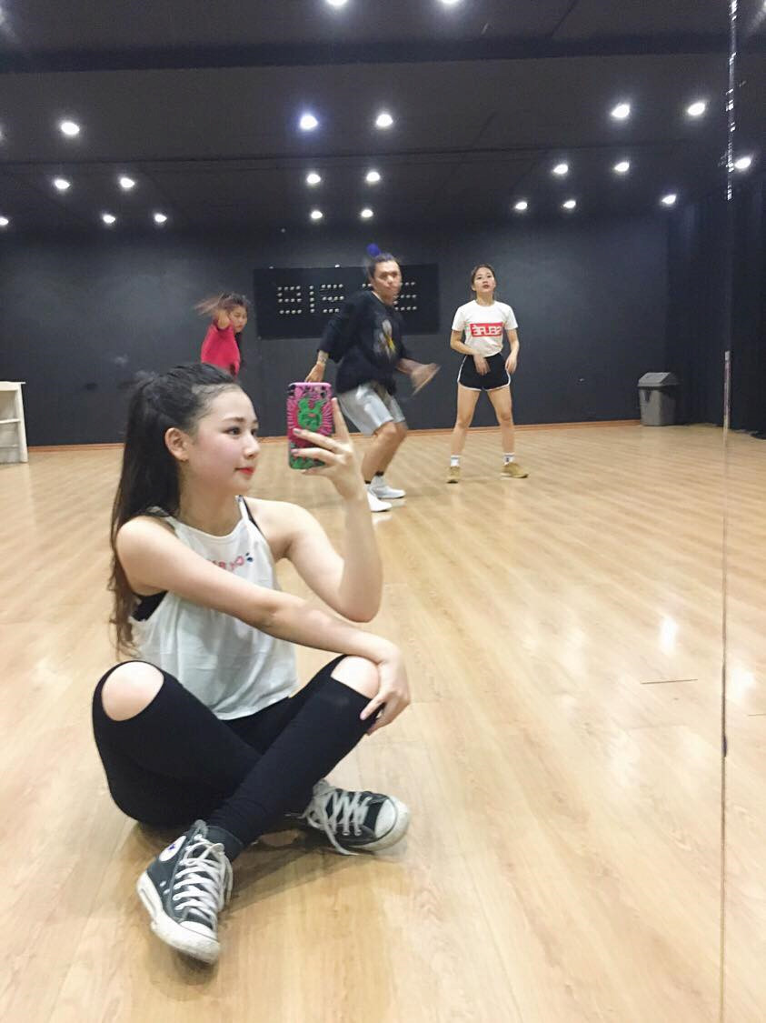 Nhan sắc ngọt ngào của nữ chính MV Hongkong1 sinh năm 2000