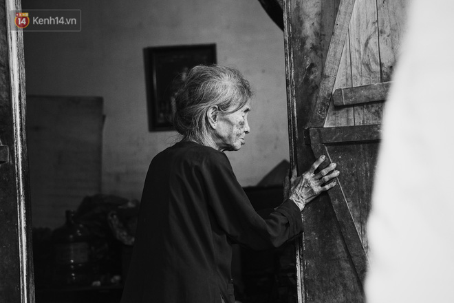 Ở Hà Nội, có một người mẹ mù gần 90 tuổi vẫn ngày đêm chăm đứa con gái điên: Còn sống được lúc nào, thì tôi còn nuôi nó