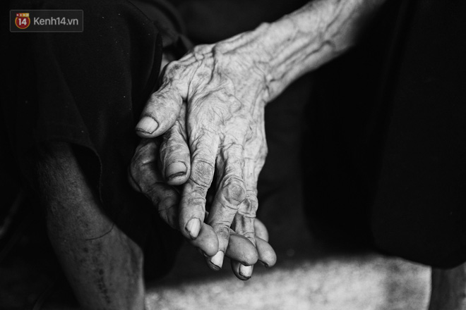 Ở Hà Nội, có một người mẹ mù gần 90 tuổi vẫn ngày đêm chăm đứa con gái điên: Còn sống được lúc nào, thì tôi còn nuôi nó