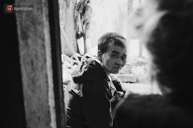 Ở Hà Nội, có một người mẹ mù gần 90 tuổi vẫn ngày đêm chăm đứa con gái điên: Còn sống được lúc nào, thì tôi còn nuôi nó