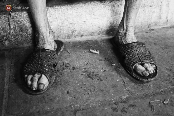 Ở Hà Nội, có một người mẹ mù gần 90 tuổi vẫn ngày đêm chăm đứa con gái điên: Còn sống được lúc nào, thì tôi còn nuôi nó