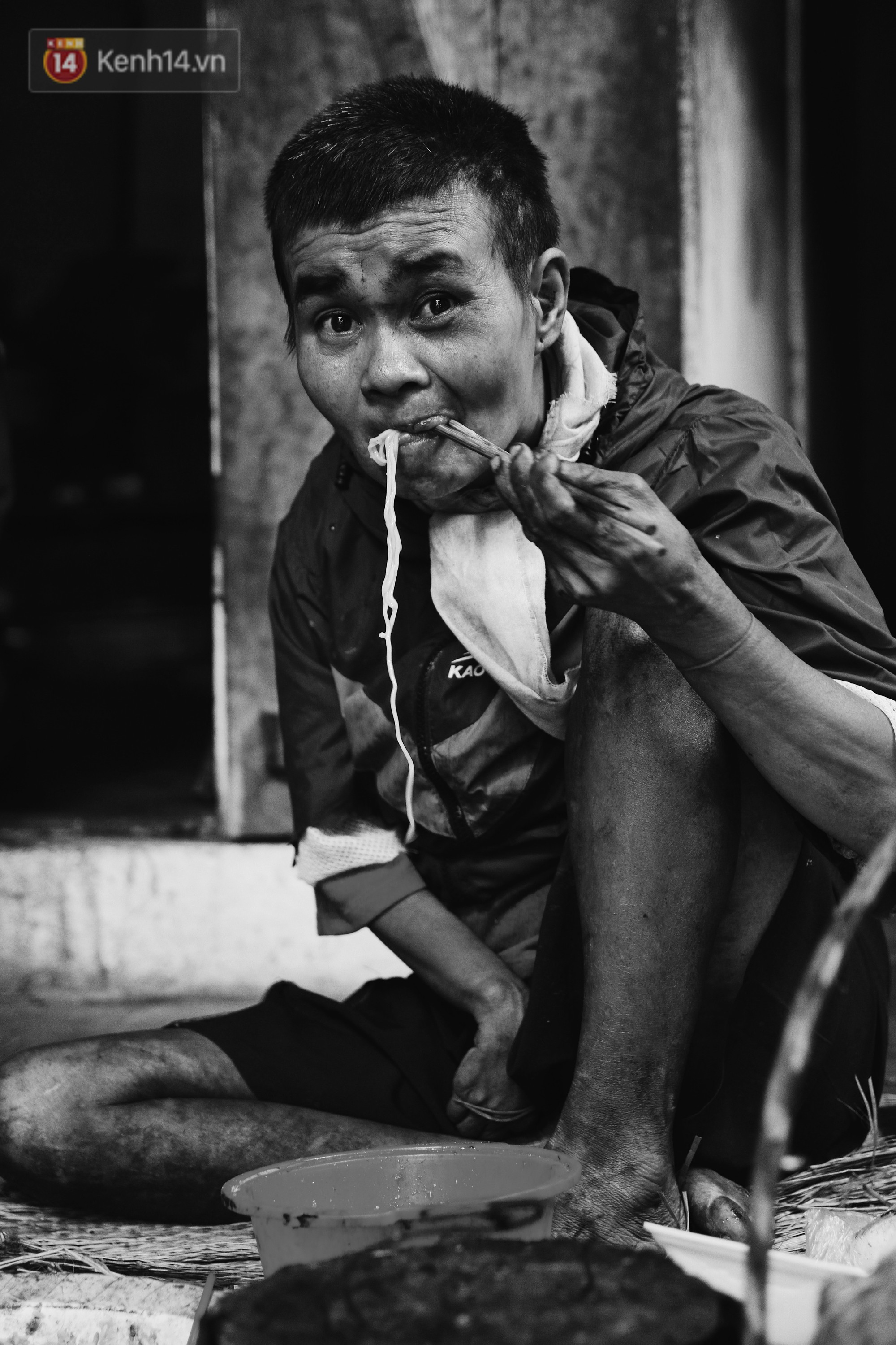 Ở Hà Nội, có một người mẹ mù gần 90 tuổi vẫn ngày đêm chăm đứa con gái điên: Còn sống được lúc nào, thì tôi còn nuôi nó