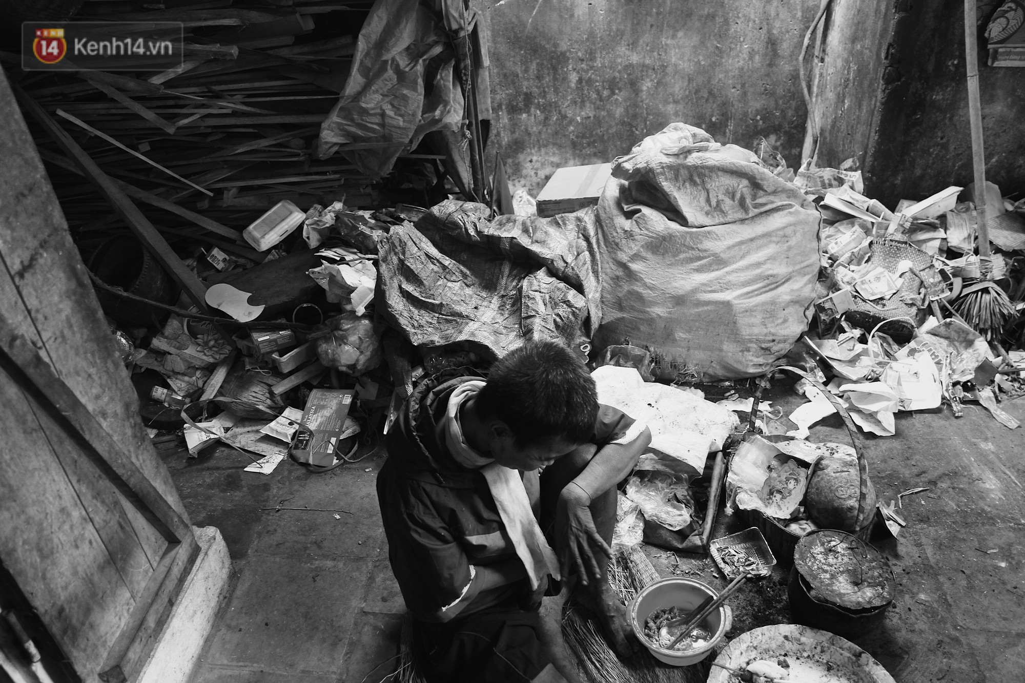 Ở Hà Nội, có một người mẹ mù gần 90 tuổi vẫn ngày đêm chăm đứa con gái điên: Còn sống được lúc nào, thì tôi còn nuôi nó