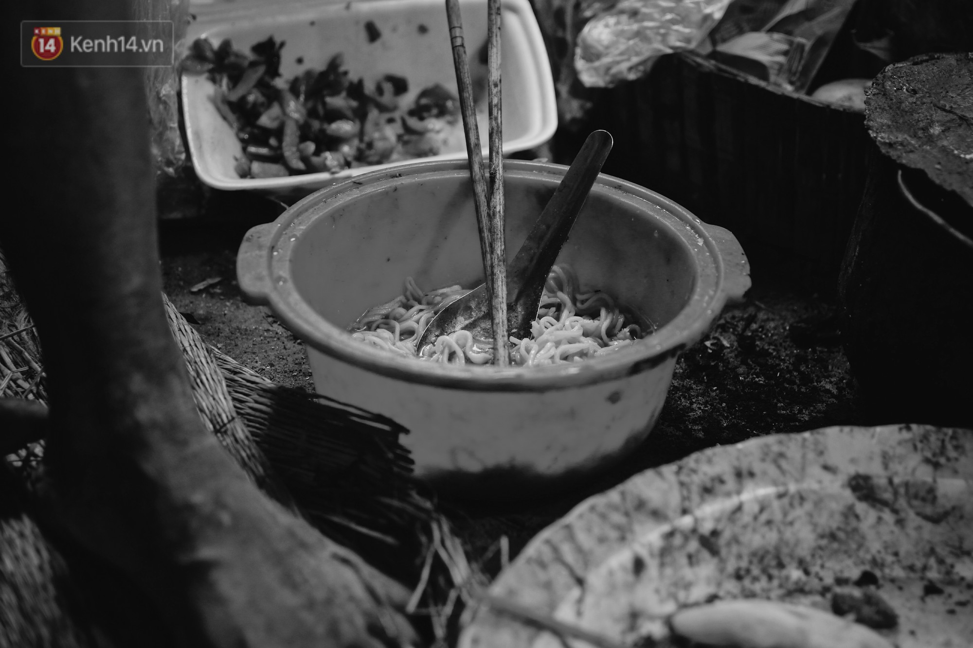 Ở Hà Nội, có một người mẹ mù gần 90 tuổi vẫn ngày đêm chăm đứa con gái điên: Còn sống được lúc nào, thì tôi còn nuôi nó