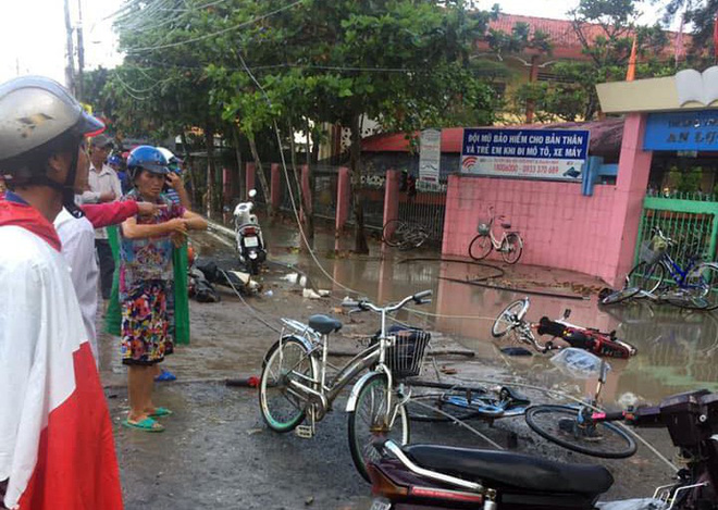 Vụ 6 học sinh bị điện giật: 3 dây điện rớt xuống, nhiều người hô hoán nhưng bất lực