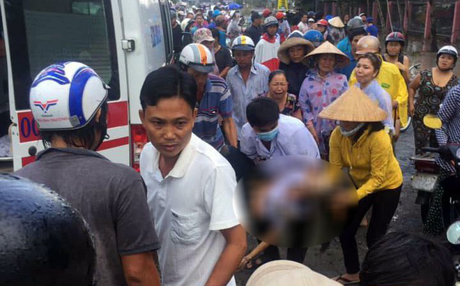 Vụ 6 học sinh bị điện giật: 3 dây điện rớt xuống, nhiều người hô hoán nhưng bất lực