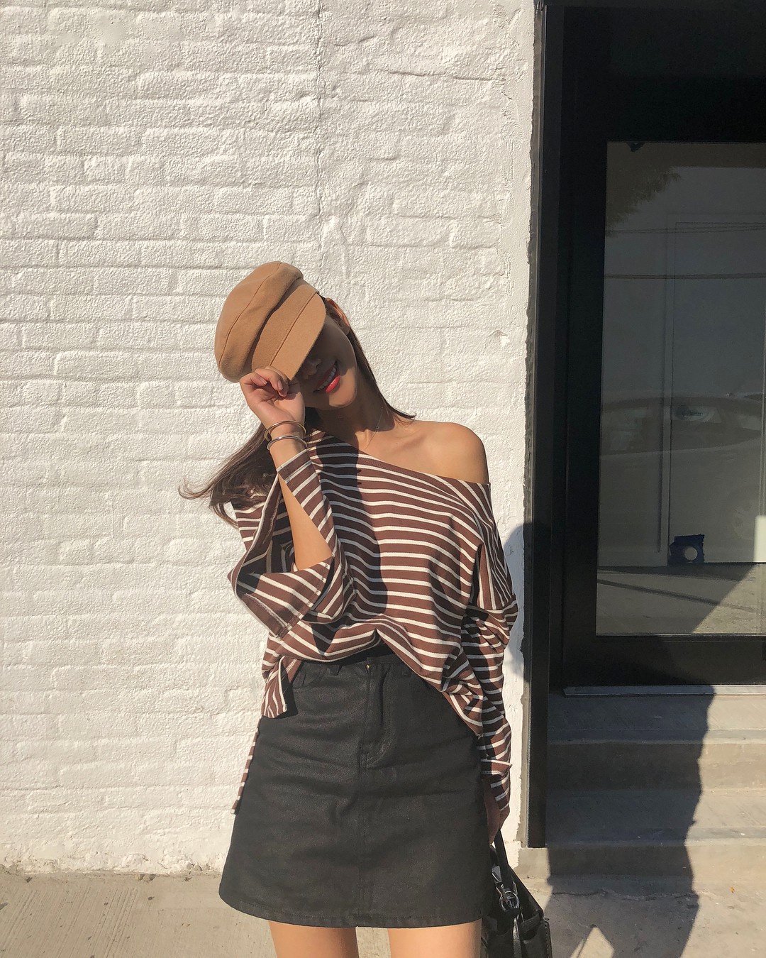 5 kiểu áo thun dài tay hoàn hảo cho những ngày nóng lạnh thất thường, diện lên sành điệu và trẻ trung hết mực