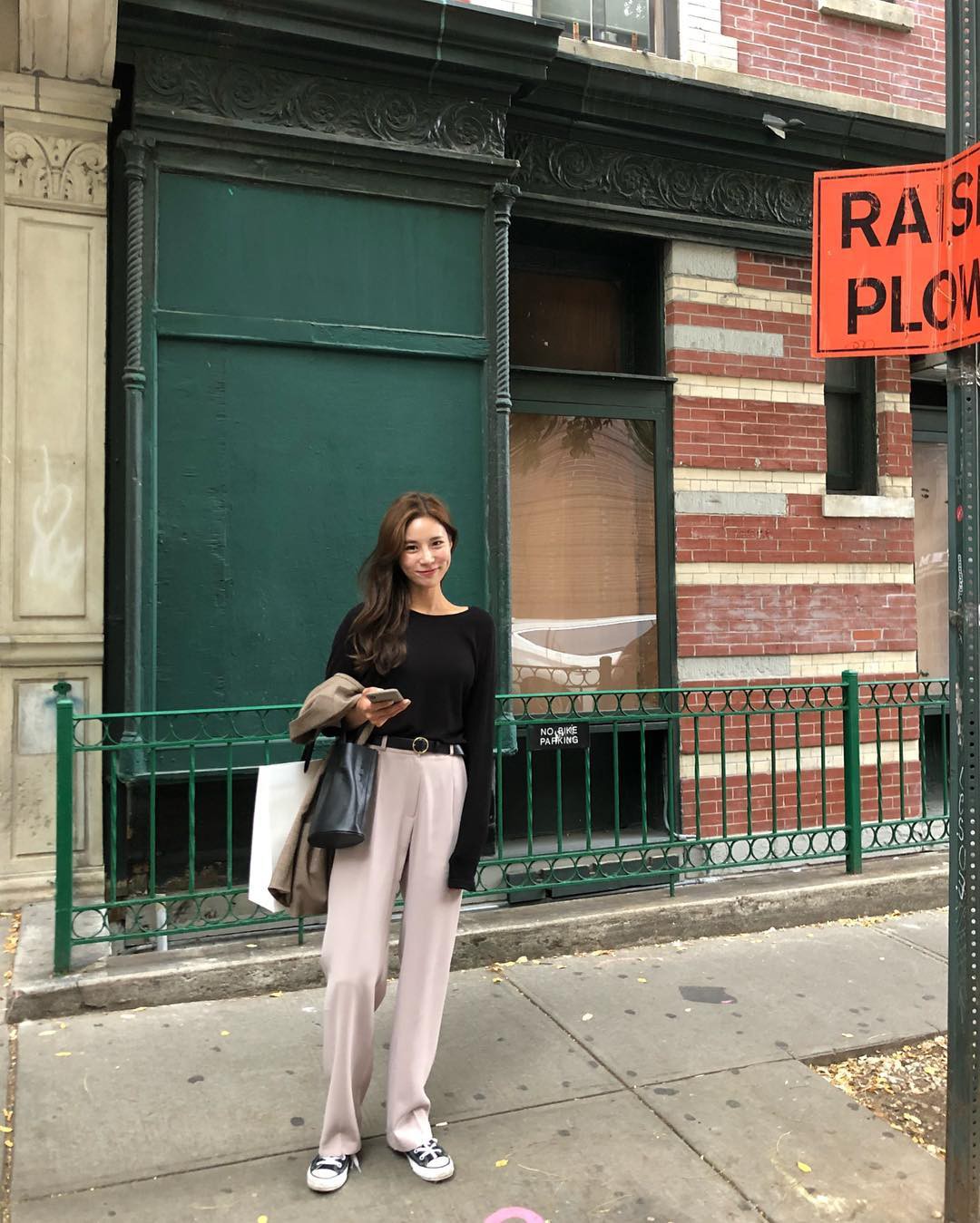 5 kiểu áo thun dài tay hoàn hảo cho những ngày nóng lạnh thất thường, diện lên sành điệu và trẻ trung hết mực