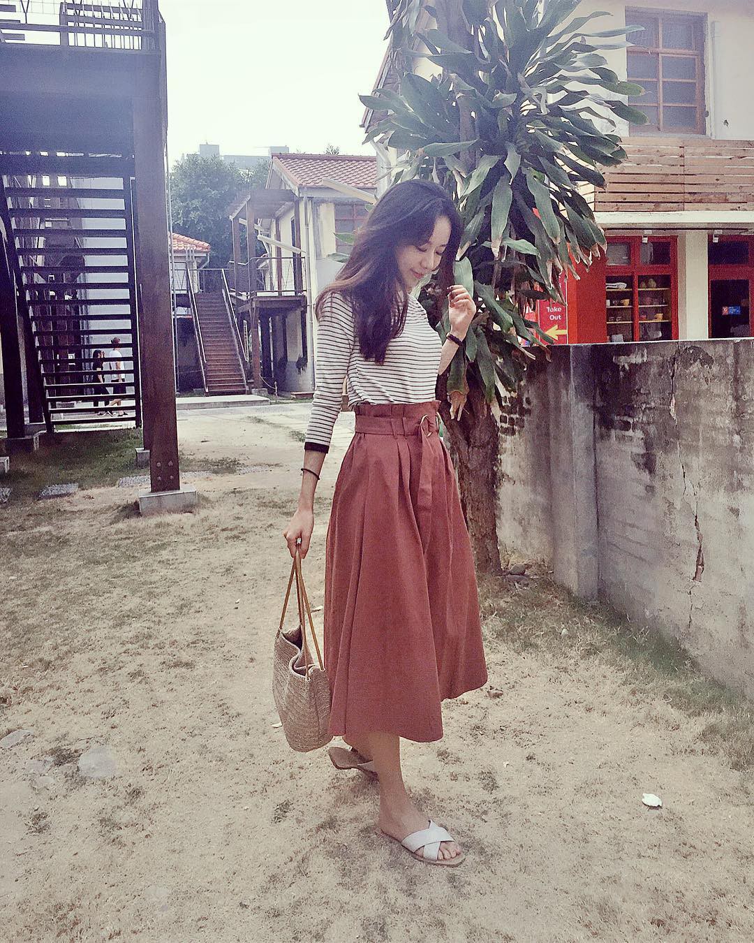 5 kiểu áo thun dài tay hoàn hảo cho những ngày nóng lạnh thất thường, diện lên sành điệu và trẻ trung hết mực