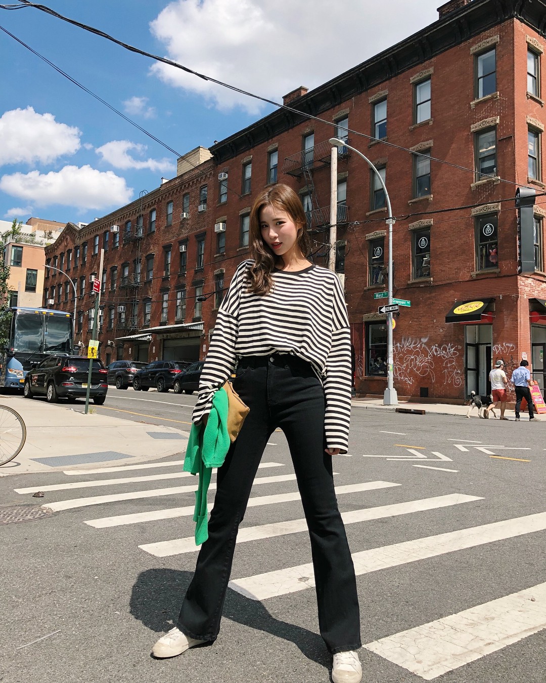 5 kiểu áo thun dài tay hoàn hảo cho những ngày nóng lạnh thất thường, diện lên sành điệu và trẻ trung hết mực