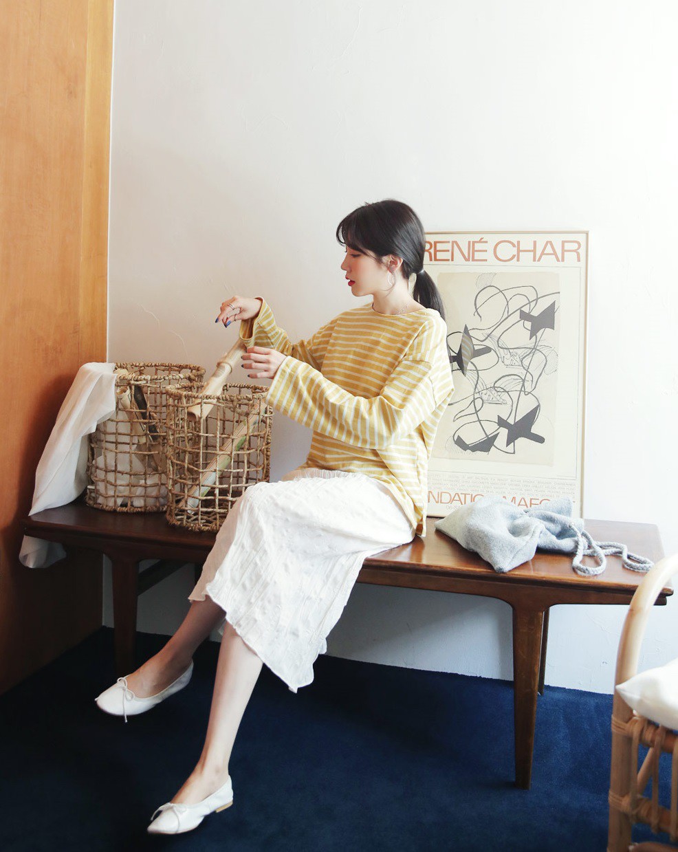 5 kiểu áo thun dài tay hoàn hảo cho những ngày nóng lạnh thất thường, diện lên sành điệu và trẻ trung hết mực