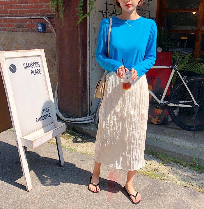 5 kiểu áo thun dài tay hoàn hảo cho những ngày nóng lạnh thất thường, diện lên sành điệu và trẻ trung hết mực