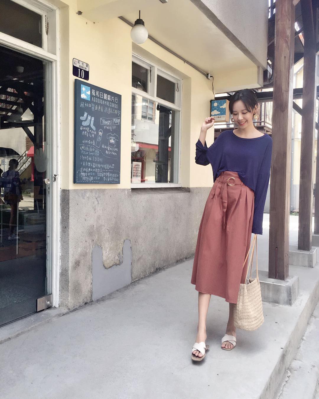 5 kiểu áo thun dài tay hoàn hảo cho những ngày nóng lạnh thất thường, diện lên sành điệu và trẻ trung hết mực