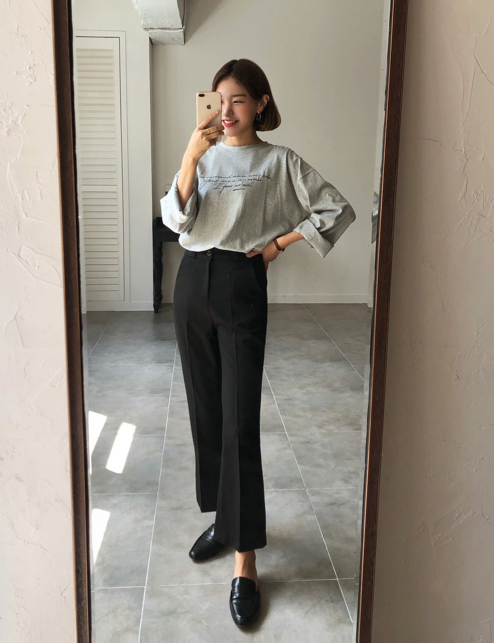 5 kiểu áo thun dài tay hoàn hảo cho những ngày nóng lạnh thất thường, diện lên sành điệu và trẻ trung hết mực