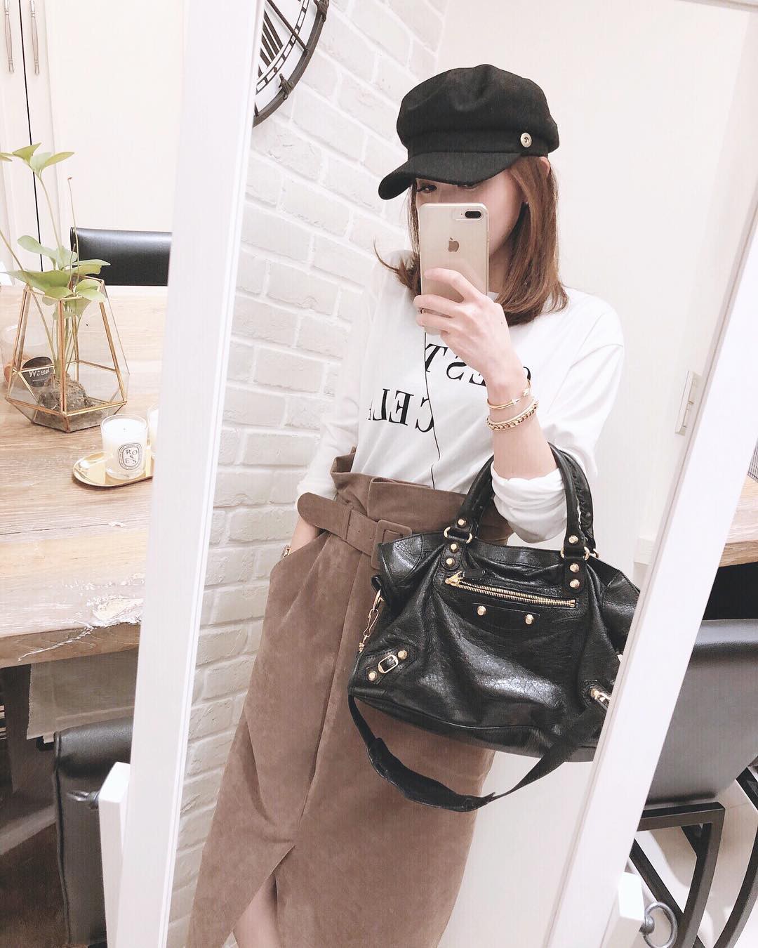 5 kiểu áo thun dài tay hoàn hảo cho những ngày nóng lạnh thất thường, diện lên sành điệu và trẻ trung hết mực