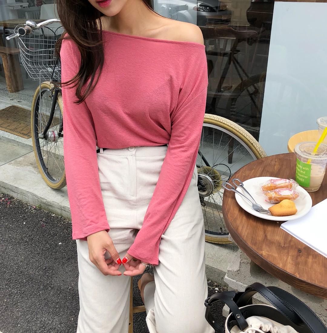 5 kiểu áo thun dài tay hoàn hảo cho những ngày nóng lạnh thất thường, diện lên sành điệu và trẻ trung hết mực