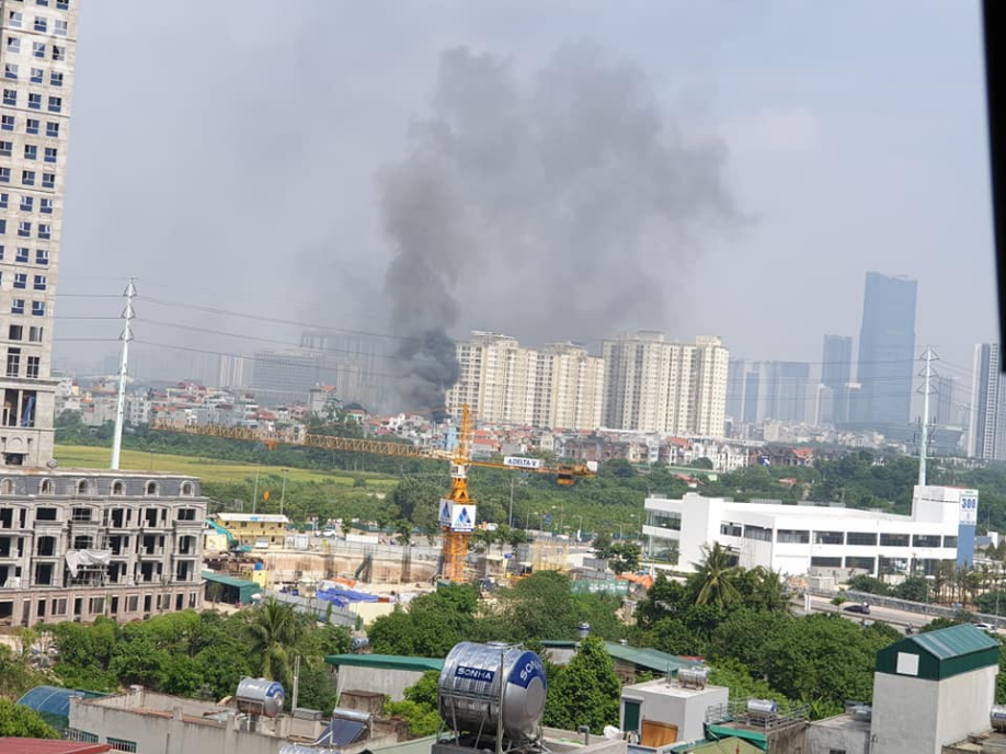 Hà Nội: Lửa bùng cháy dữ dội tại xưởng sản xuất sofa, lan sang nhà dân