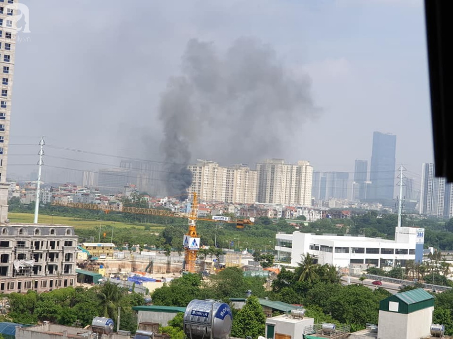 Hà Nội: Lửa bùng cháy dữ dội tại xưởng sản xuất sofa, lan sang nhà dân