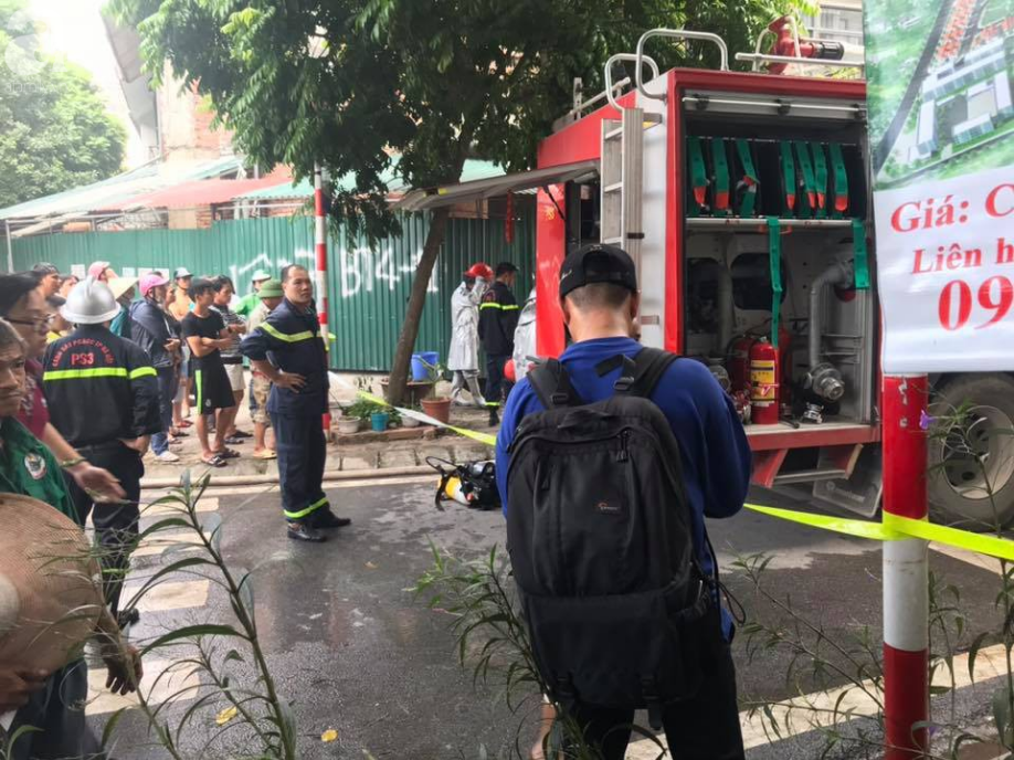 Hà Nội: Lửa bùng cháy dữ dội tại xưởng sản xuất sofa, lan sang nhà dân