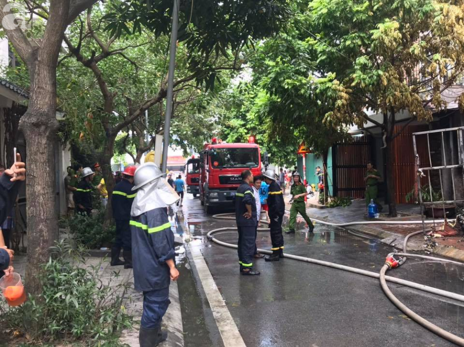 Hà Nội: Lửa bùng cháy dữ dội tại xưởng sản xuất sofa, lan sang nhà dân