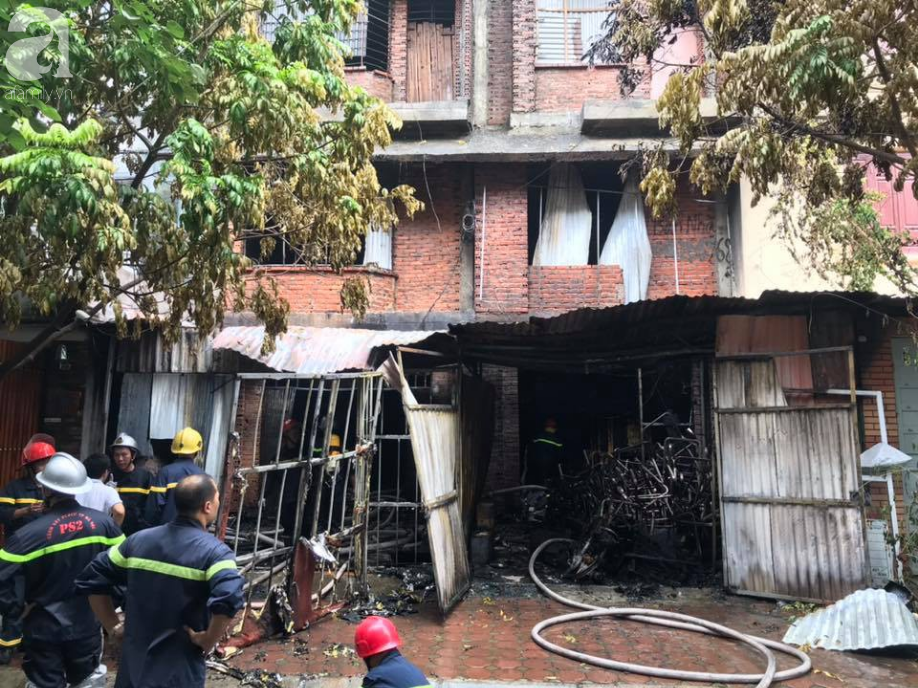 Hà Nội: Lửa bùng cháy dữ dội tại xưởng sản xuất sofa, lan sang nhà dân