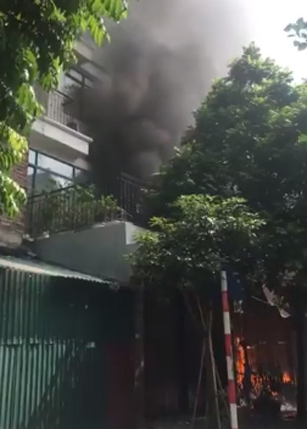 Hà Nội: Lửa bùng cháy dữ dội tại xưởng sản xuất sofa, lan sang nhà dân