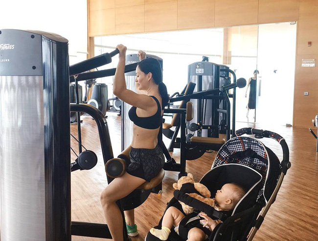 Mẹ bỉm sữa kiểu Lan Phương: Đưa cả con gái 5 tháng tuổi vào phòng tập thể hình