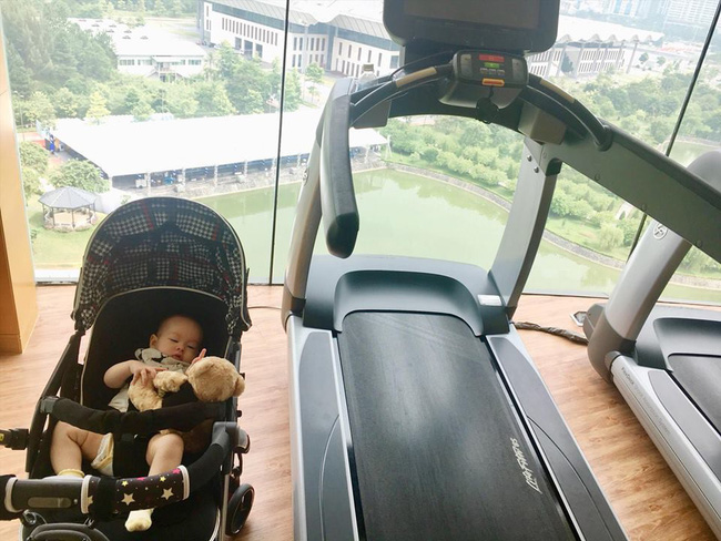 Mẹ bỉm sữa kiểu Lan Phương: Đưa cả con gái 5 tháng tuổi vào phòng tập thể hình