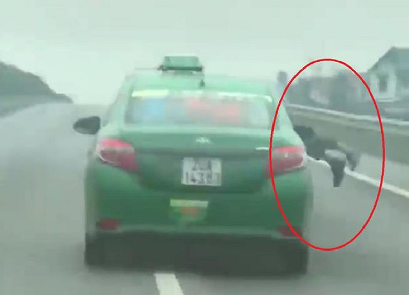 Đề nghị truy tố tài xế taxi hất cảnh sát lên xe tội giết người