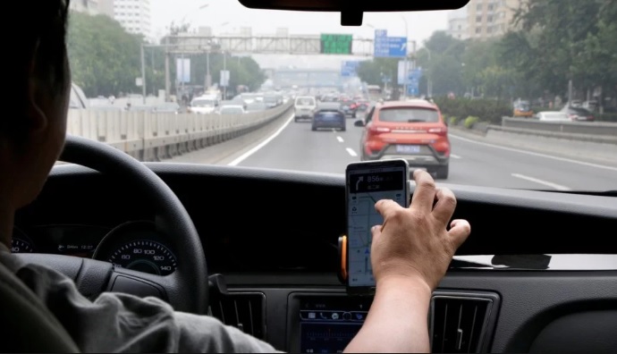 TQ: Uống nước đóng chai miễn phí trên taxi, phát hiện điều kinh tởm