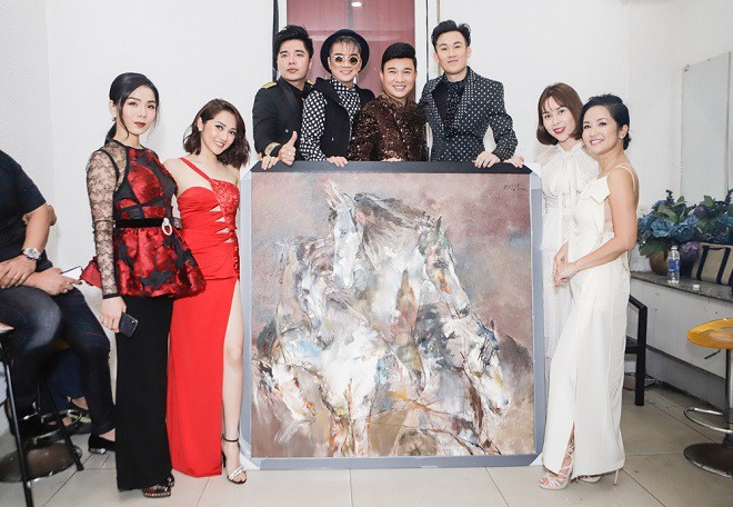 Bị chỉ trích dữ dội vì ký tên lên tranh quý đấu giá, Đàm Vĩnh Hưng lên tiếng