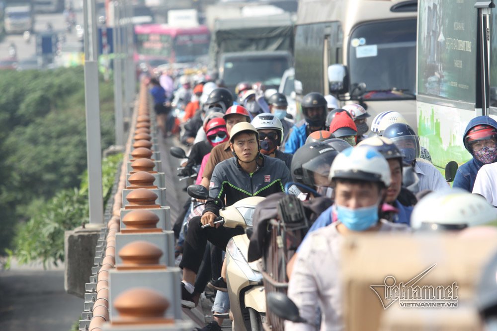 6 ô tô đâm nhau, nghìn người khổ sở chôn chân trên cầu Thanh Trì