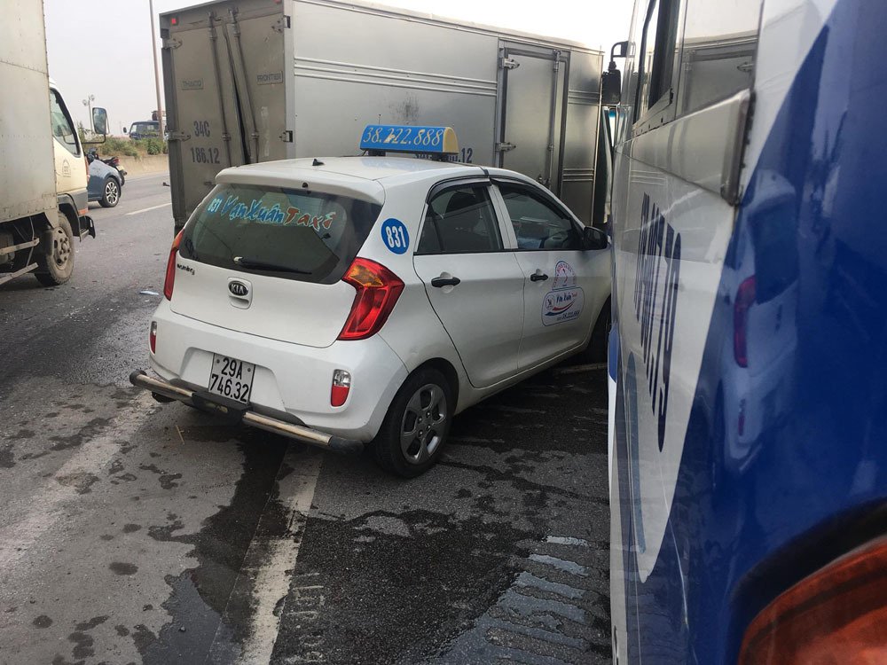 6 ô tô đâm nhau, nghìn người khổ sở chôn chân trên cầu Thanh Trì