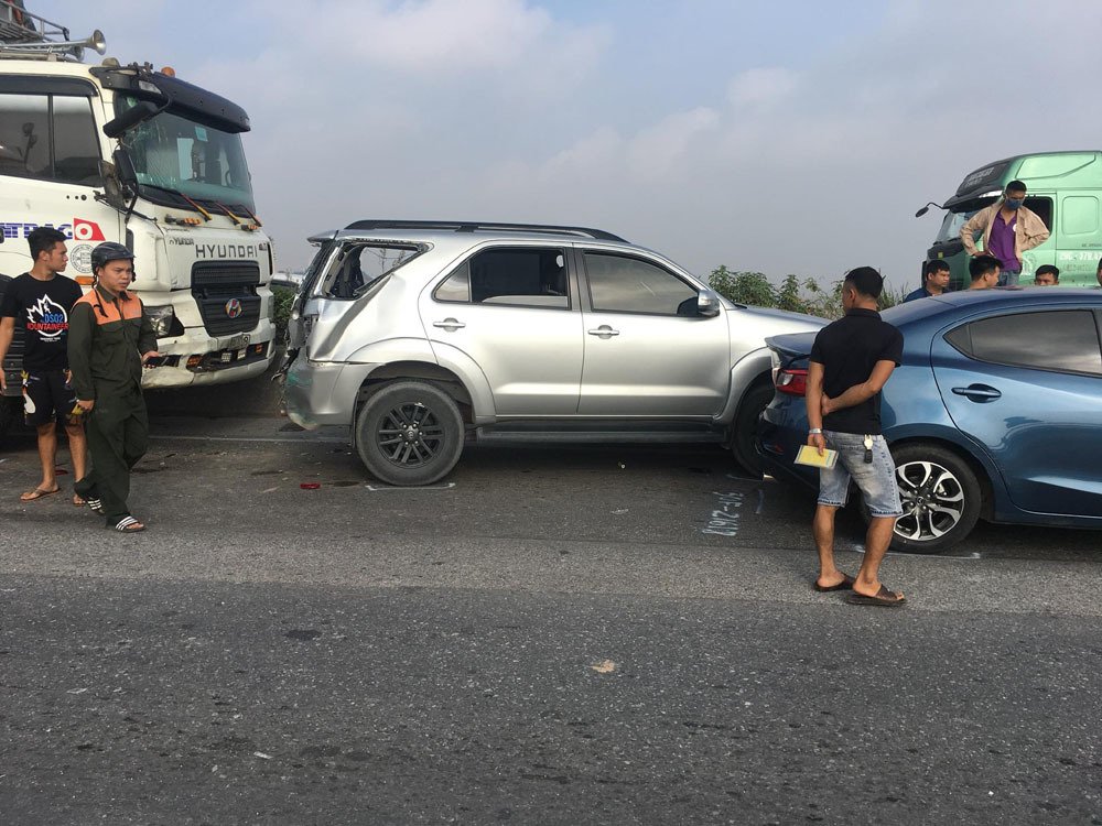 6 ô tô đâm nhau, nghìn người khổ sở chôn chân trên cầu Thanh Trì