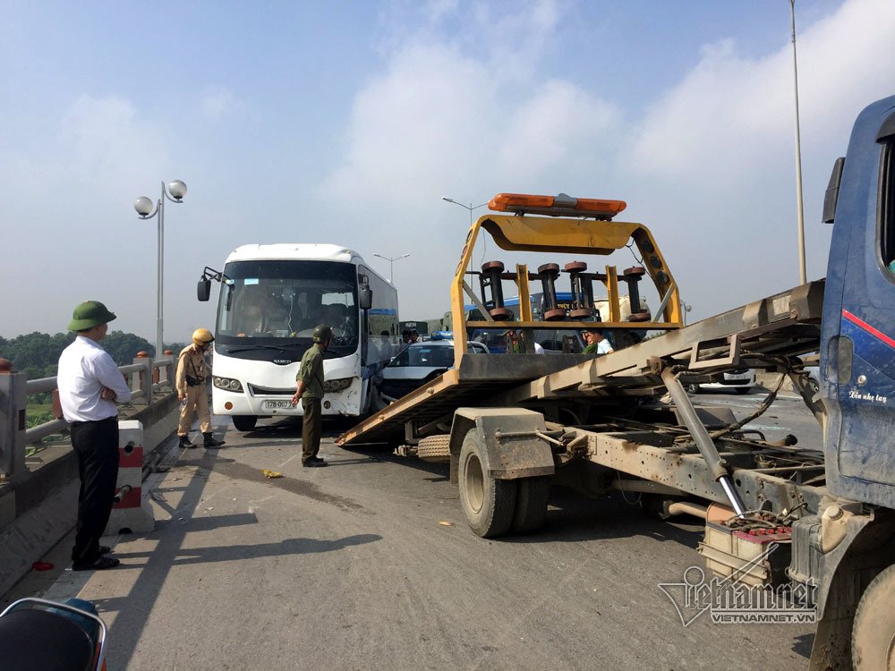 6 ô tô đâm nhau, nghìn người khổ sở chôn chân trên cầu Thanh Trì