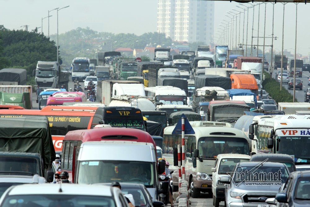6 ô tô đâm nhau, nghìn người khổ sở chôn chân trên cầu Thanh Trì