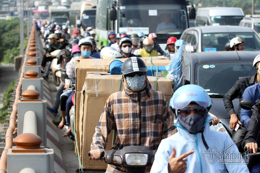 6 ô tô đâm nhau, nghìn người khổ sở chôn chân trên cầu Thanh Trì