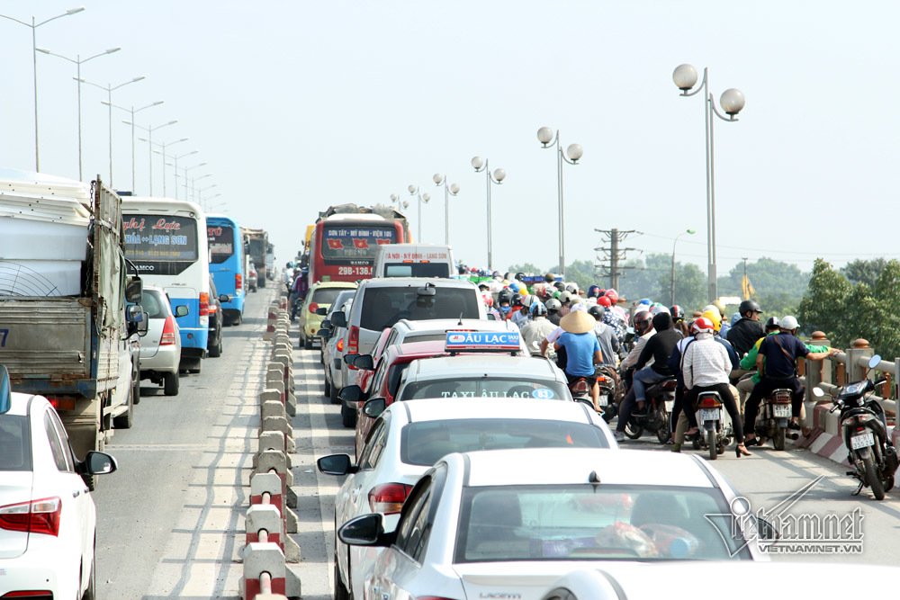 6 ô tô đâm nhau, nghìn người khổ sở chôn chân trên cầu Thanh Trì