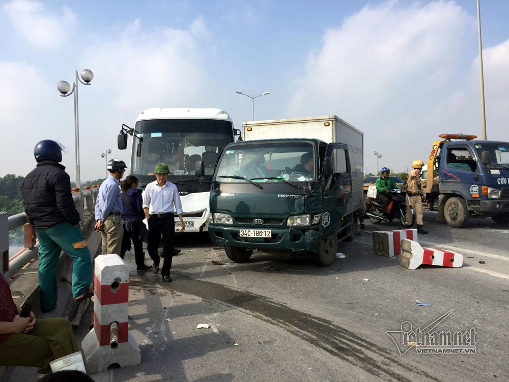 6 ô tô đâm nhau, nghìn người khổ sở chôn chân trên cầu Thanh Trì