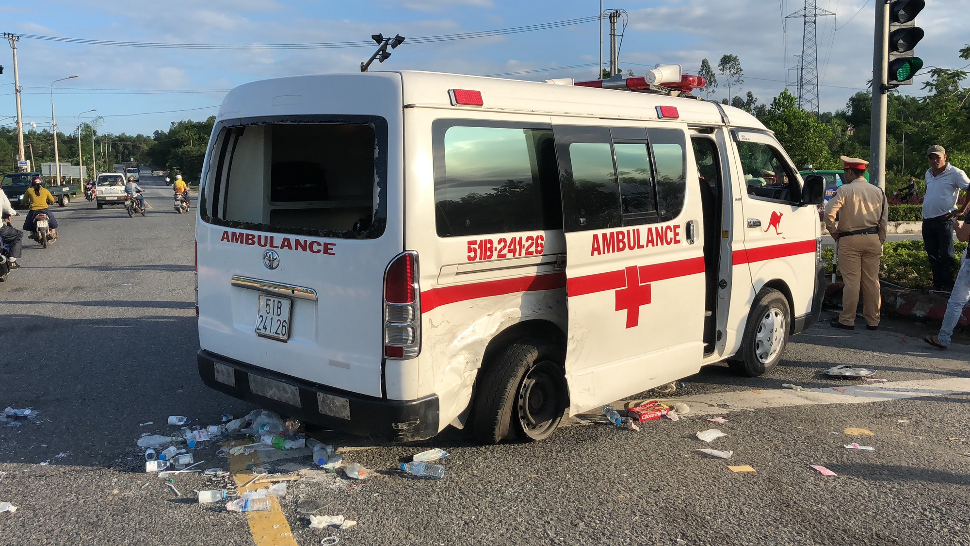 Xe cấp cứu chở bệnh nhân ung thư va chạm kinh hoàng với ô tô con, 5 người trọng thương